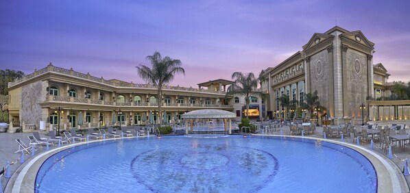 En säsongsöppen utomhuspool och solstolar