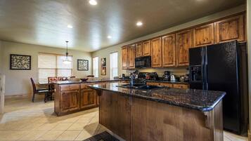 Full-size fridge, microwave, oven, dishwasher