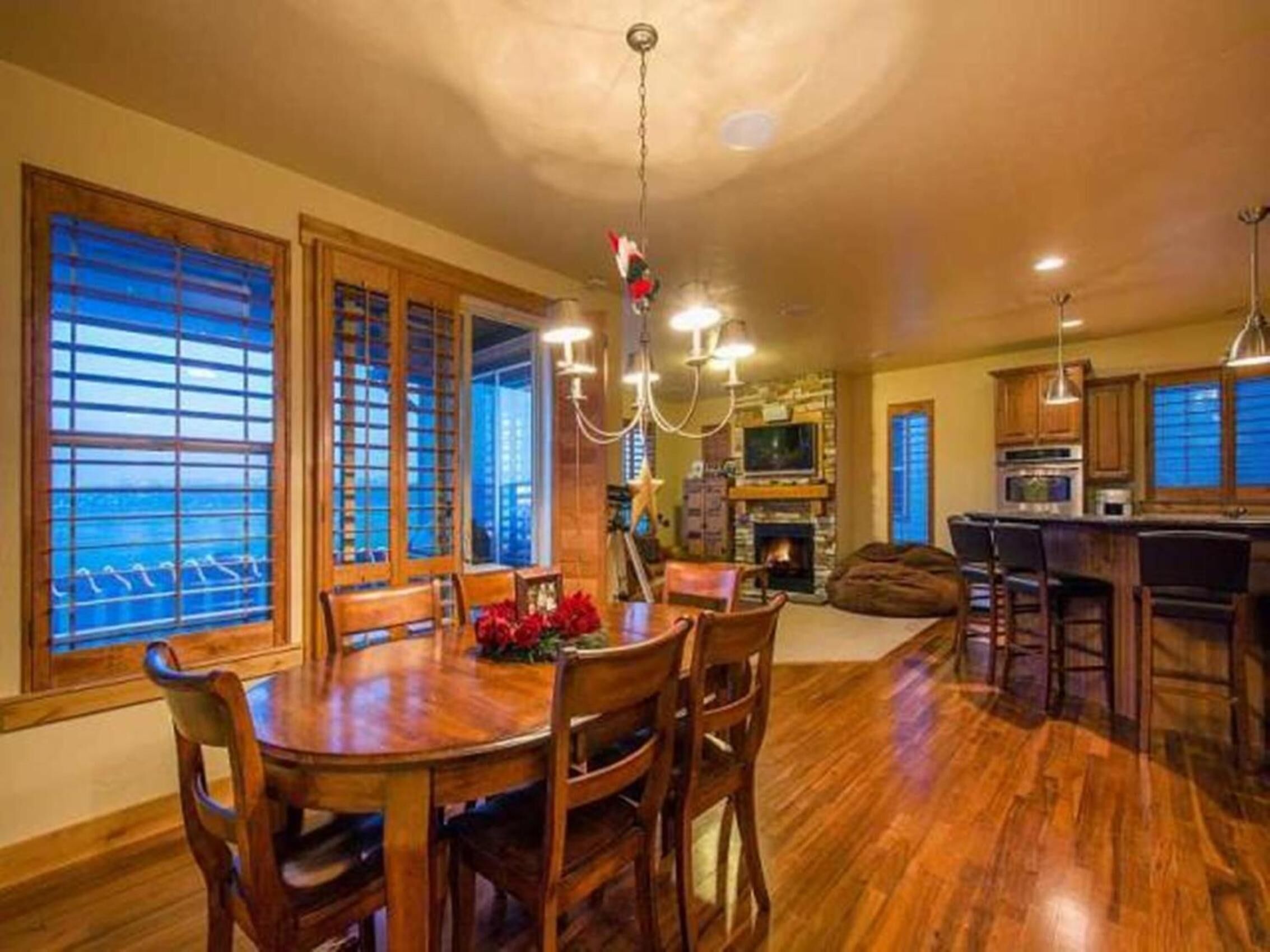 Full-size fridge, microwave, oven, dishwasher