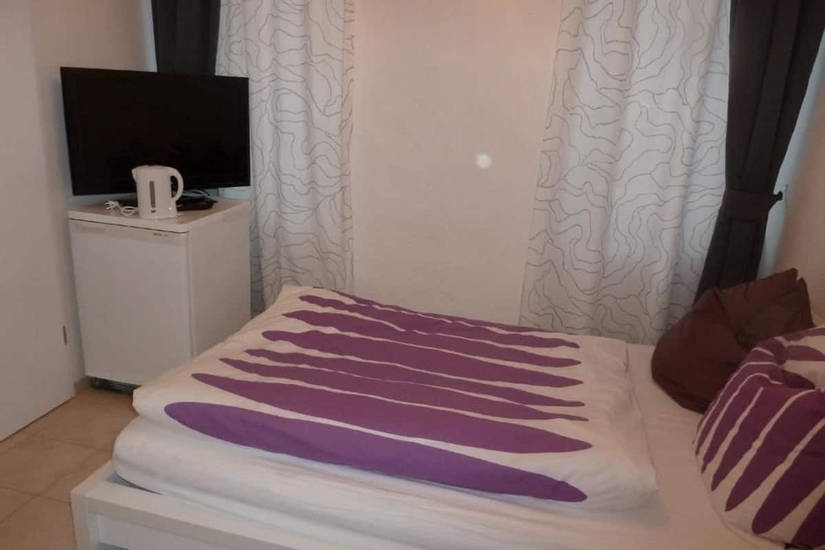 Tweepersoonskamer, 1 queensize bed | Een bureau, extra bedden, gratis wifi, beddengoed