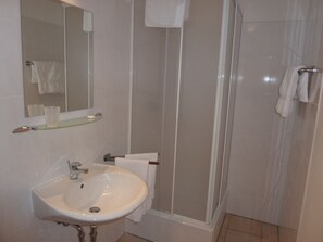 Een douche, handdoeken