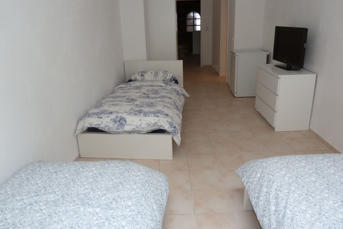 Driepersoonskamer, 3 eenpersoonsbedden | Een bureau, extra bedden, gratis wifi, beddengoed