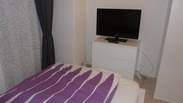 Schreibtisch, Zustellbetten, kostenloses WLAN, Bettwäsche