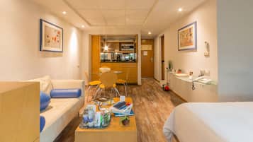 Suite estudio junior | Cocina privada | Frigobar, microondas, parrilla de estufa y cafetera y tetera