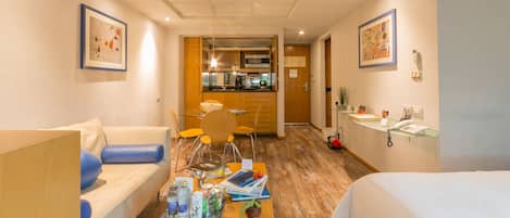 Junior Studio Suite | Private kitchen | Mini-fridge, microwave, stovetop, coffee/tea maker