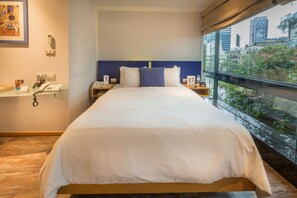 In-room safe, desk, laptop workspace, blackout drapes - Suites Contempo (Mexico City)