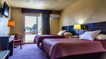 Basic Double Room | In-room safe, iron/ironing board, free WiFi