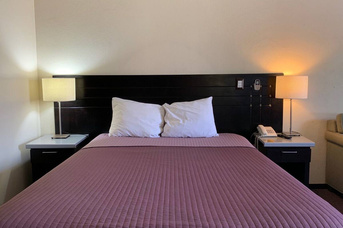 Basic Single Room, 1 Large Twin Bed | In-room safe, iron/ironing board, WiFi (free)