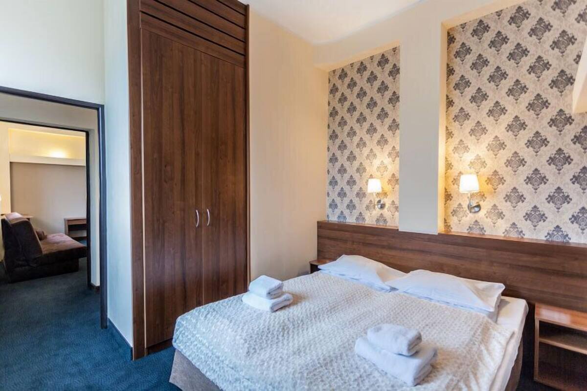 Studio | Desk, iron/ironing board, free cribs/infant beds, rollaway beds