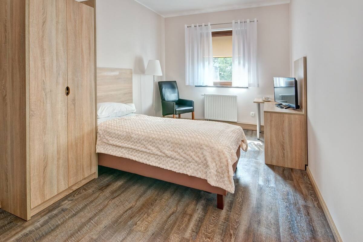 Single Room | Desk, iron/ironing board, free cribs/infant beds, rollaway beds