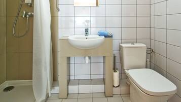 Combined shower/tub, free toiletries, hair dryer, towels