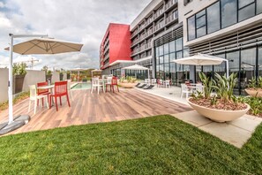 室外游泳池，提供日光浴躺椅