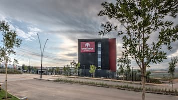 Un hôtel moderne, reconnaissable à son enseigne bien visible indiquant « CITY LODGE HOTEL ».
