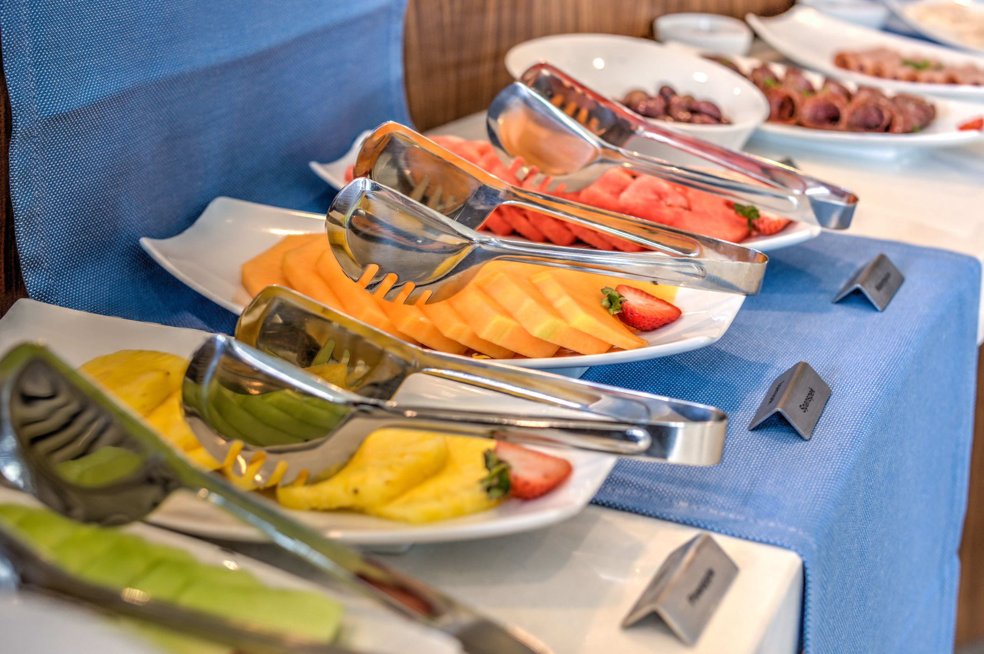 daily buffet breakfast (zar 140 per person)