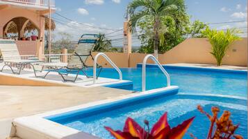 2 double Beds Deluxe Poolside | Piscine extérieure | Piscine extérieure, parasols de plage, chaises longues
