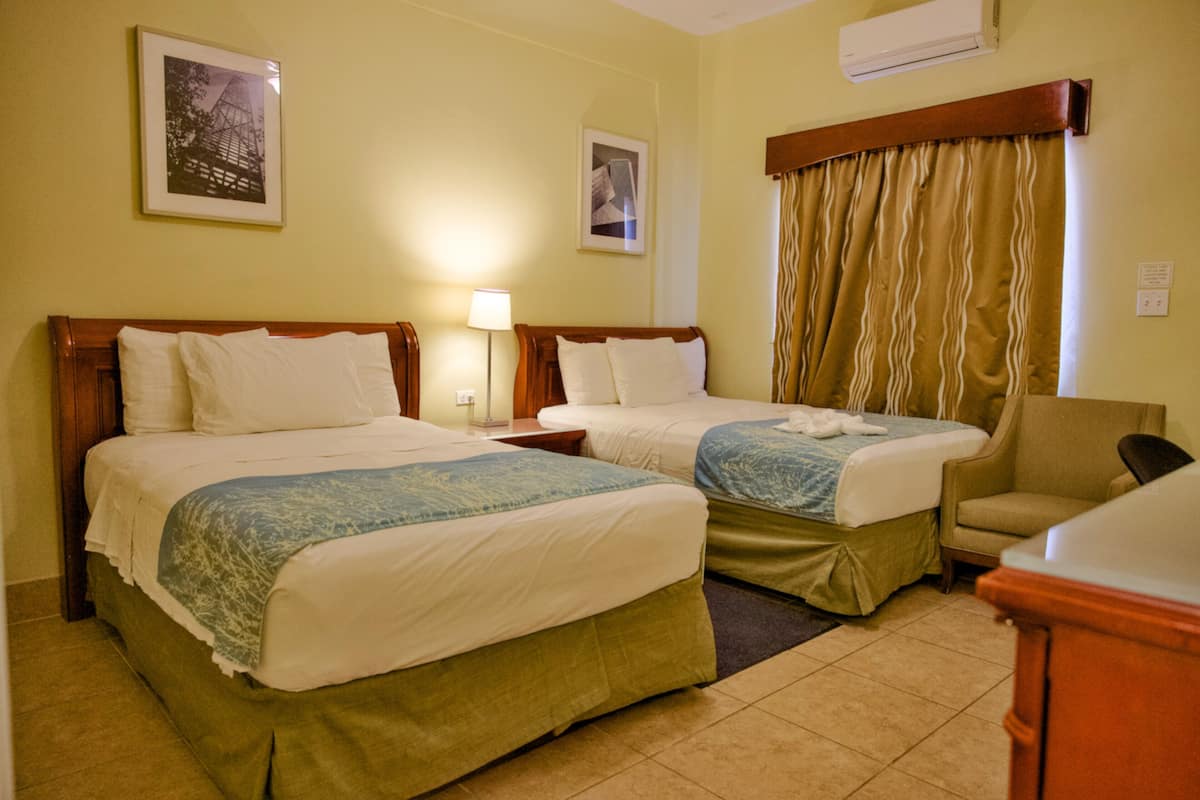 2 double Beds Deluxe Poolside | Luxe beddengoed, pillowtop-bedden, een kluis op de kamer