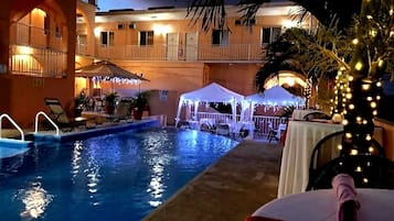2 double Beds Deluxe Poolside | Terassi/patio