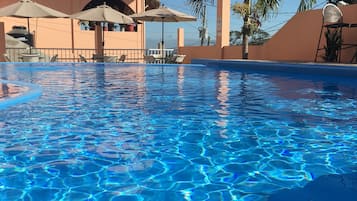 Utomhuspool, öppet 09.00 till 20.00, parasoller och solstolar