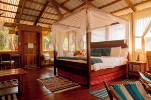 Honeymoon bungalow, 1 slaapkamer, aan tuin | Luxe beddengoed, donsdekens, een kluis op de kamer, een bureau