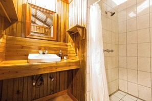 Cabin Exclusive, 2 phòng ngủ, quang cảnh vườn, khu vực vườn | Phòng tắm | Buồng tắm vòi sen, đồ dùng nhà tắm thân thiện với môi trường 