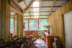 Cabana exclusivo, 2 quartos, vista para o jardim, no jardim | Área de estar | Livros