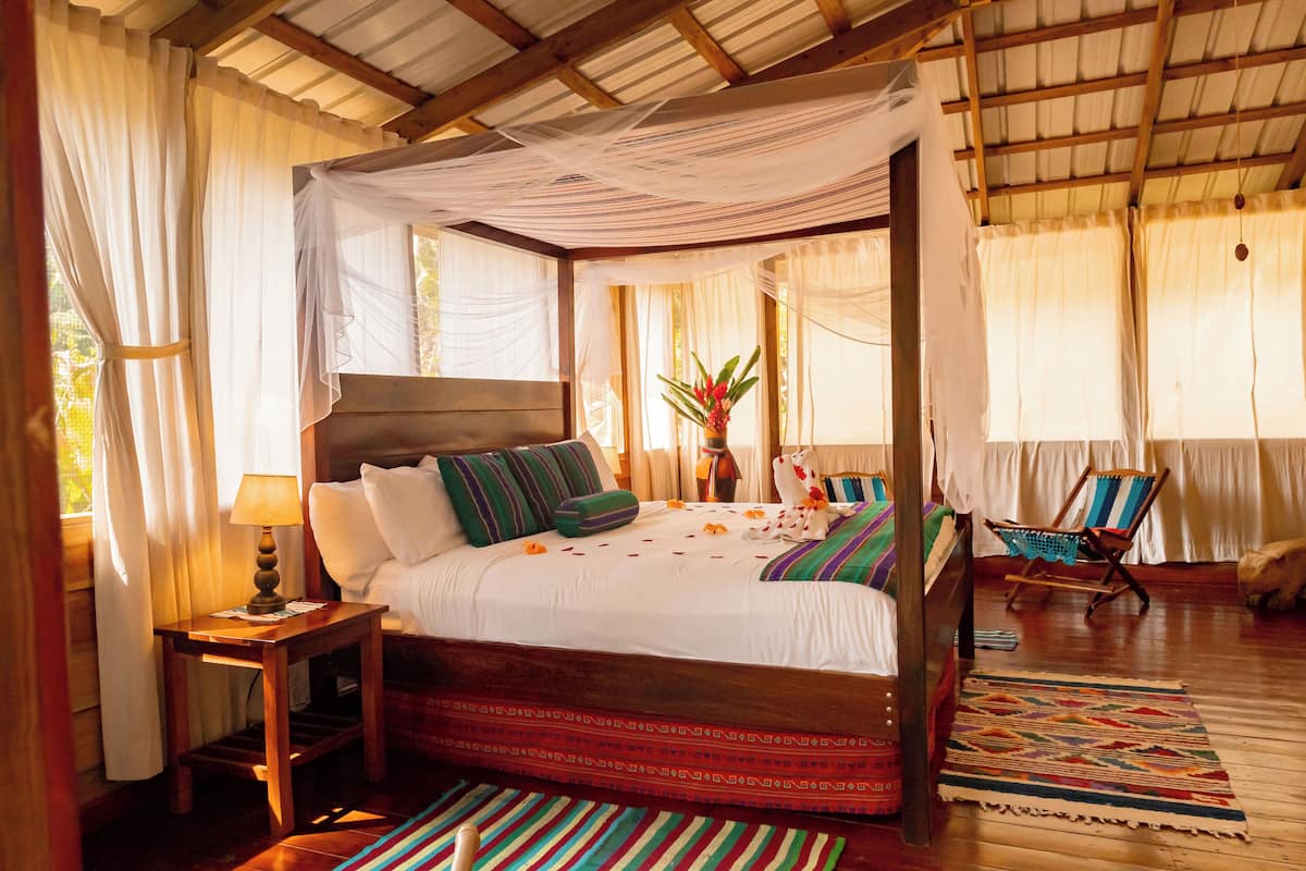 Bangalô lua de mel, 1 quarto, no jardim | 1 quarto, roupas de cama premium, edredons de pluma, cofres nos quartos