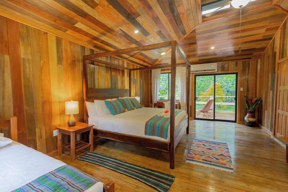 Quarto superior, ar-condicionado | 1 quarto, roupas de cama premium, edredons de pluma, cofres nos quartos