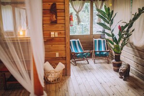 Exclusieve bungalow, uitzicht op tuin, aan tuin | Luxe beddengoed, donsdekens, een kluis op de kamer, een bureau