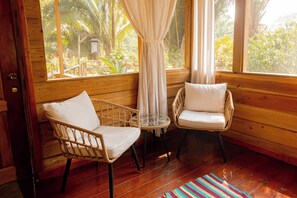 Bungalow – honeymoon, 1 soverom, hageområde | Sengetøy av topp kvalitet, dundyner, safe på rommet og skrivebord