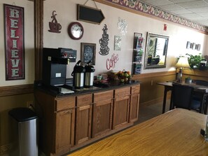 Free continental breakfast - Southfork Motel and Grill (Bloomfield)