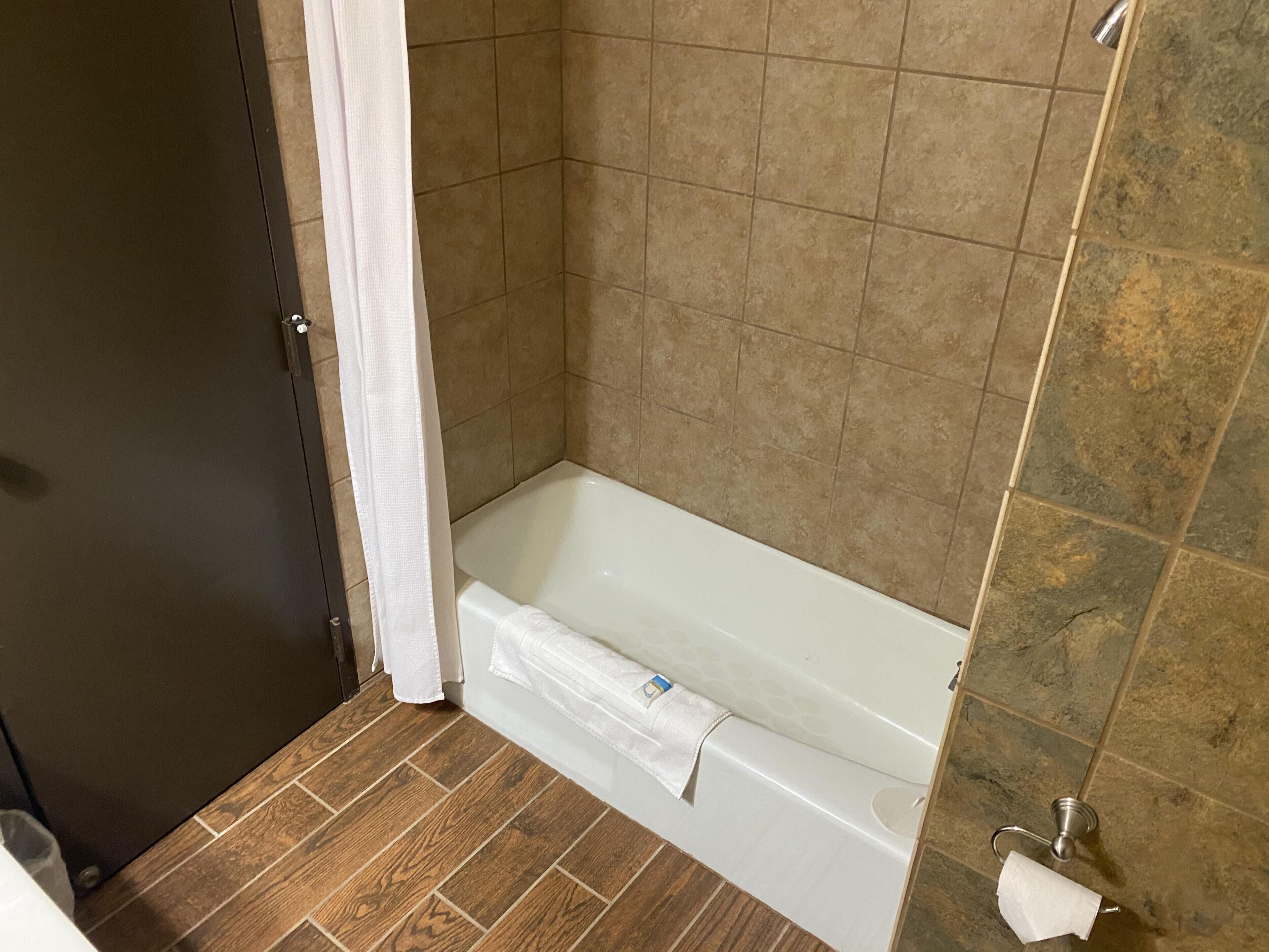 Tweepersoonskamer, 2 queensize bedden | Badkamer | Een haardroger