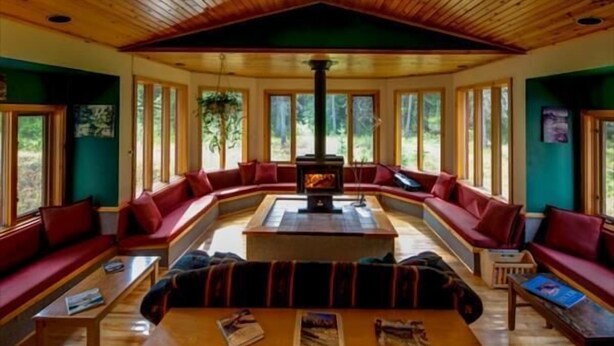 Living area - HI-Castle Mountain Hostel (Castle Junction)