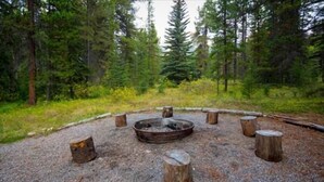 Property grounds - HI-Castle Mountain Hostel (Castle Junction)