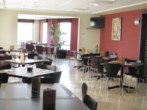 Breakfast, lunch, dinner served; international cuisine 