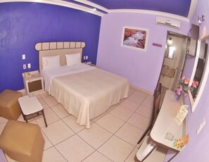 Double Room | Free WiFi, bed sheets - Plaza Bandera (Guadalajara)