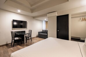 Desk, laptop workspace, blackout drapes, iron/ironing board - Hotel Astor Tijuana (Tijuana)
