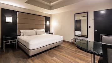 舒適客房 | 書桌、手提電腦工作空間、遮光窗簾/窗簾、熨斗/熨衫板