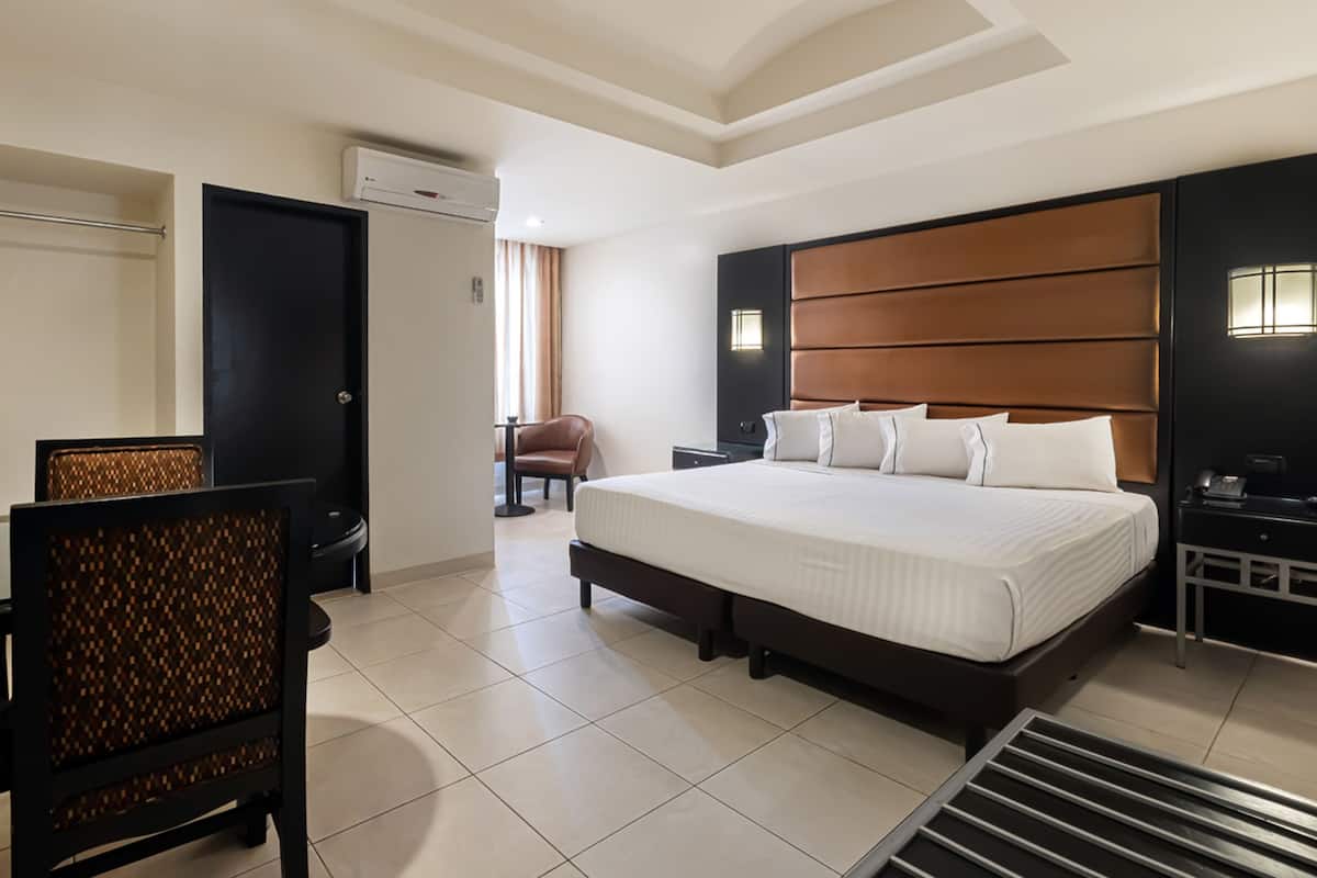 Bureau, espace de travail pour ordinateur portable, rideaux occultants