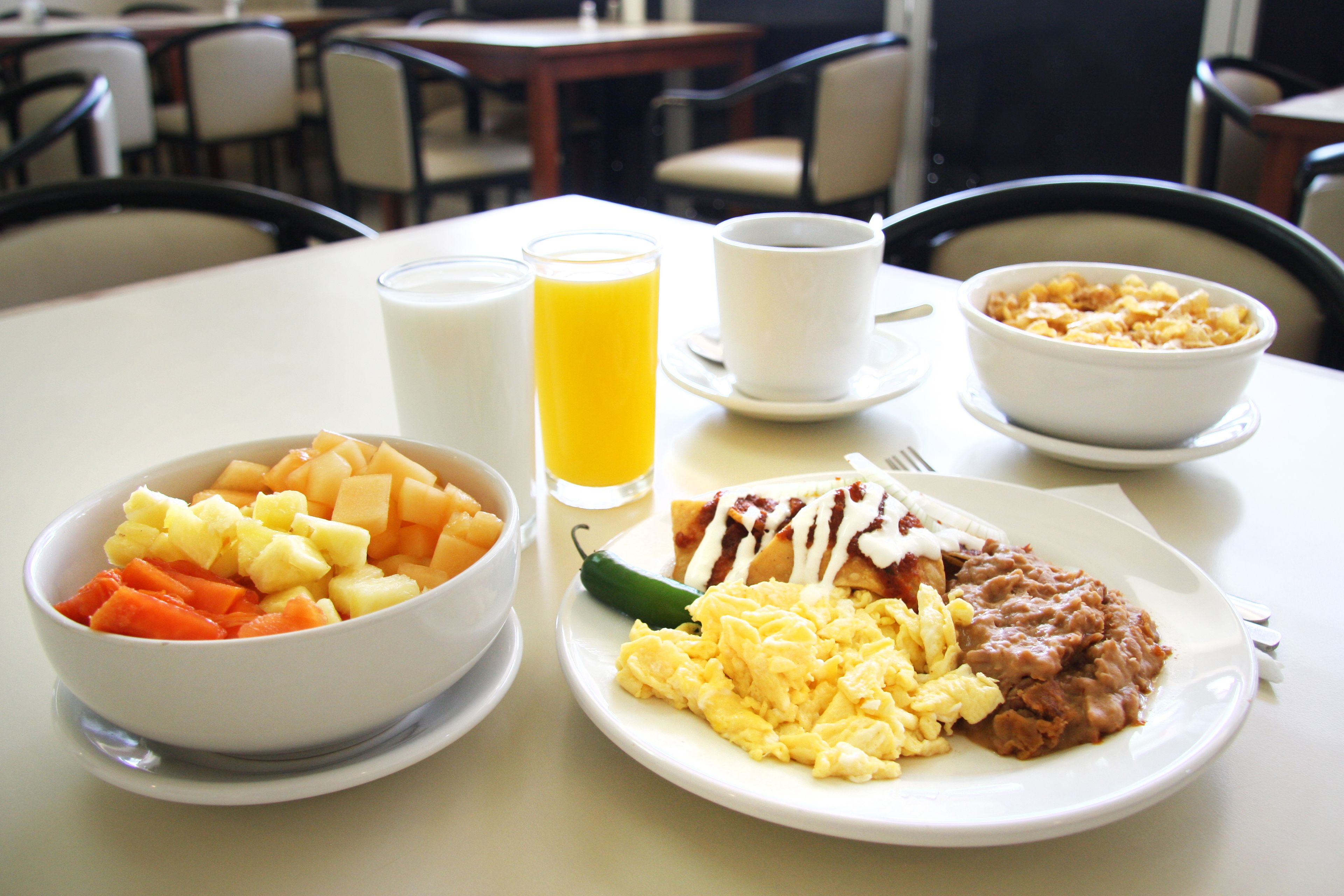 Een 32-inch flatscreentelevisie met satellietzenders en televisie