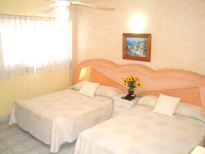 Standard Suite, Kitchenette | Living area