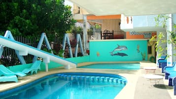 2 piscines extérieures, chaises longues