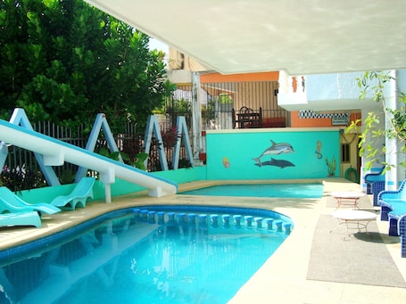 2 piscinas al aire libre, sillones reclinables de piscina. Suites Angelopolis