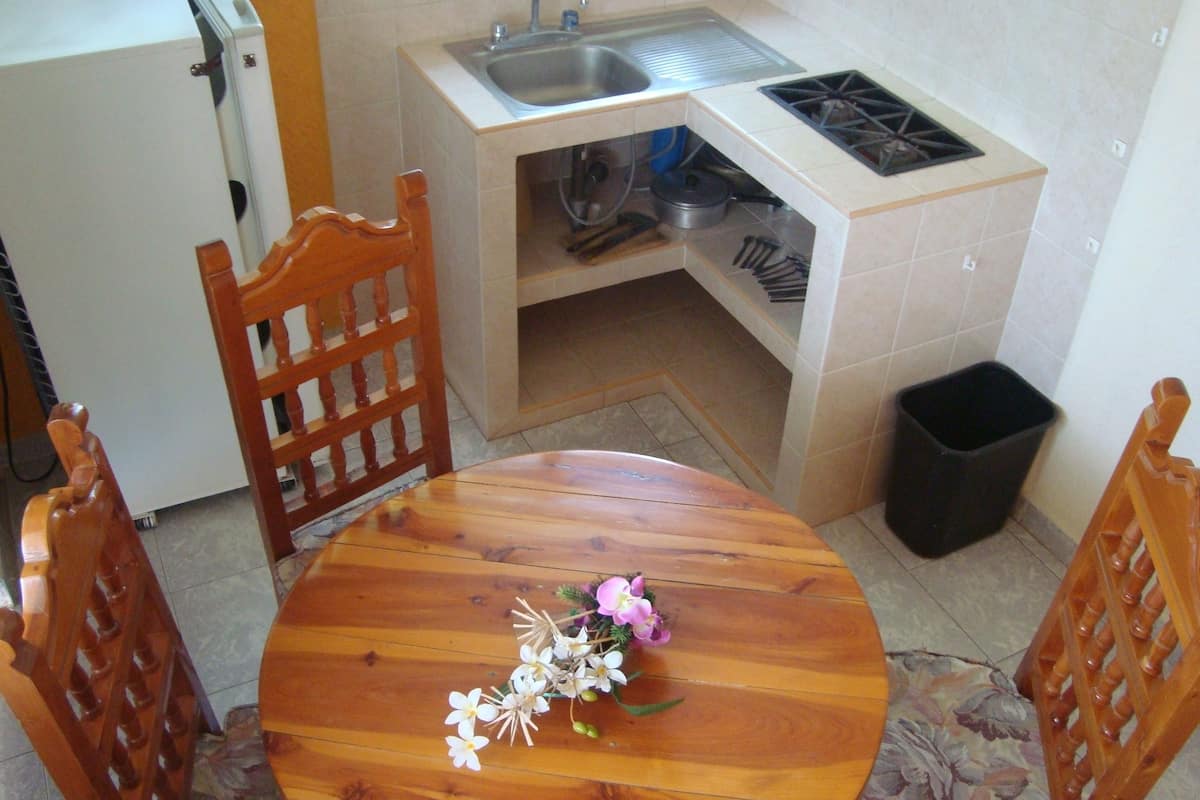 Standard Suite, Kitchenette | In-room dining