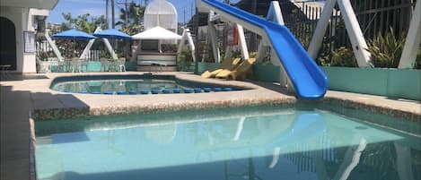 2 piscinas al aire libre, sillones reclinables de piscina