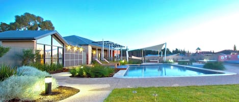 Piscine extérieure, chaises longues