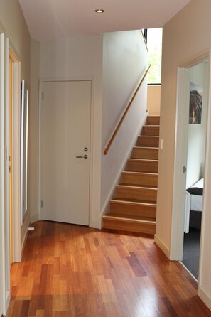 Caja fuerte, tabla de planchar con plancha, cunas gratuitas