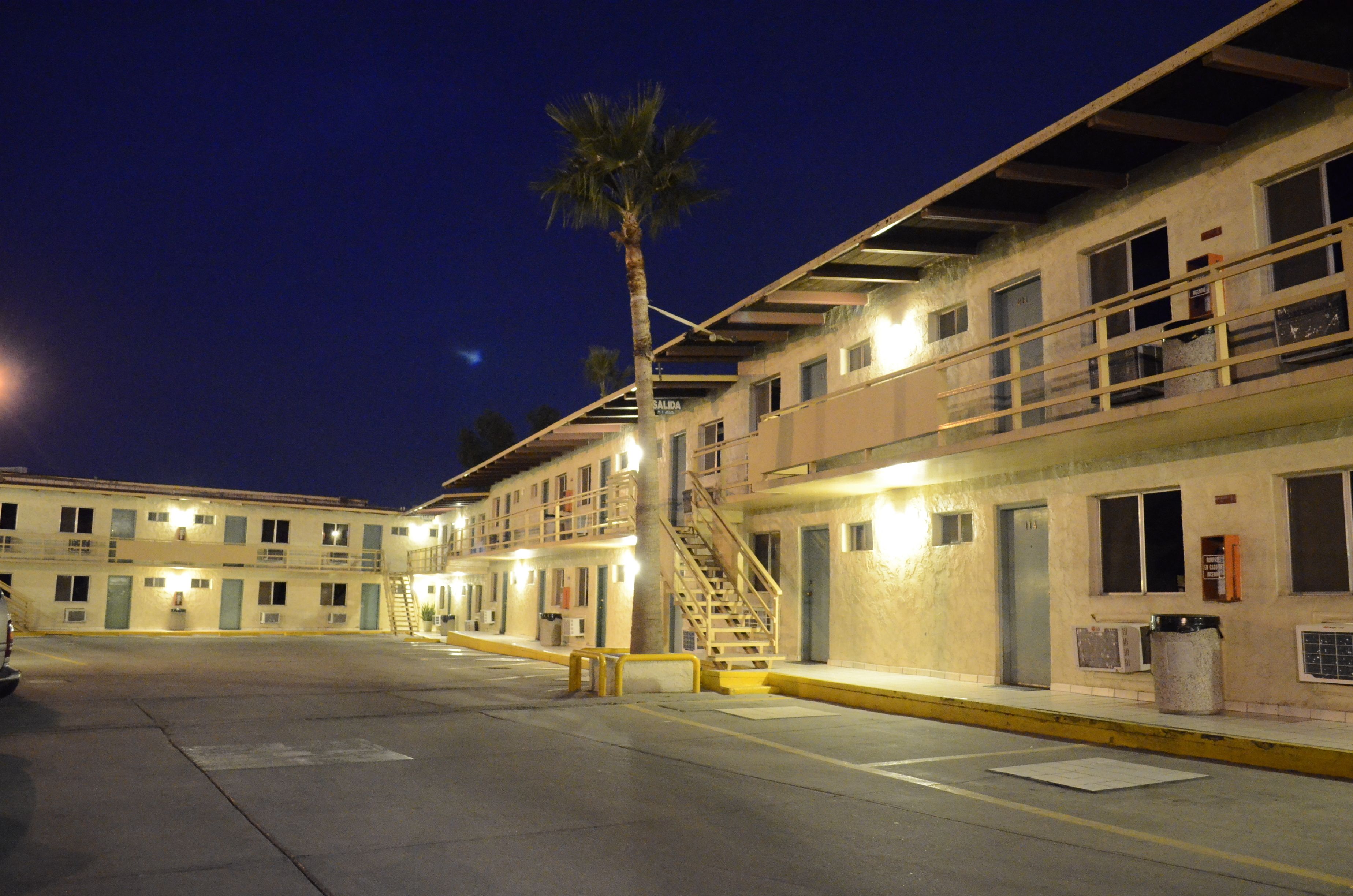 Vista frontal de la propiedad por la tarde o noche