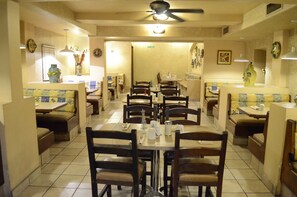 Breakfast and lunch served, Mexican cuisine - Azteca de Oro Mexicali (Mexicali)