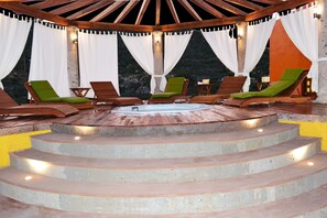 Bồn tắm spa ngoài trời