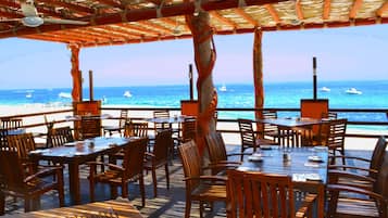 2 restaurantes, se sirven desayunos, comidas y cocina internacional